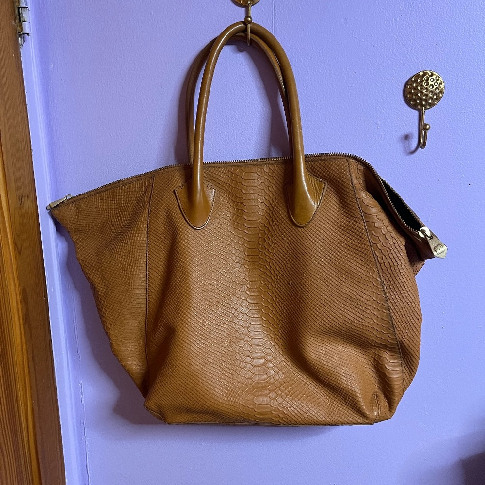 POUR LE VICTOIRE TOTE BAG EMBOSSED SNAKESKIN